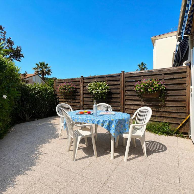 Mazet avec piscine, parking - 4 pers. - FR-1-251-947 - Appartement - 8