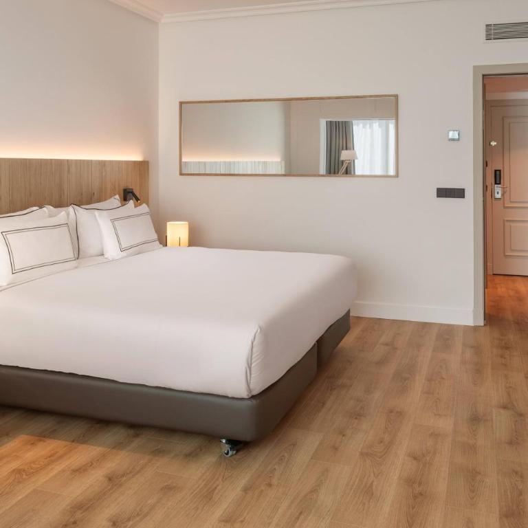 Meliá Madrid Barajas - Superior Double Room with Pool View - 4