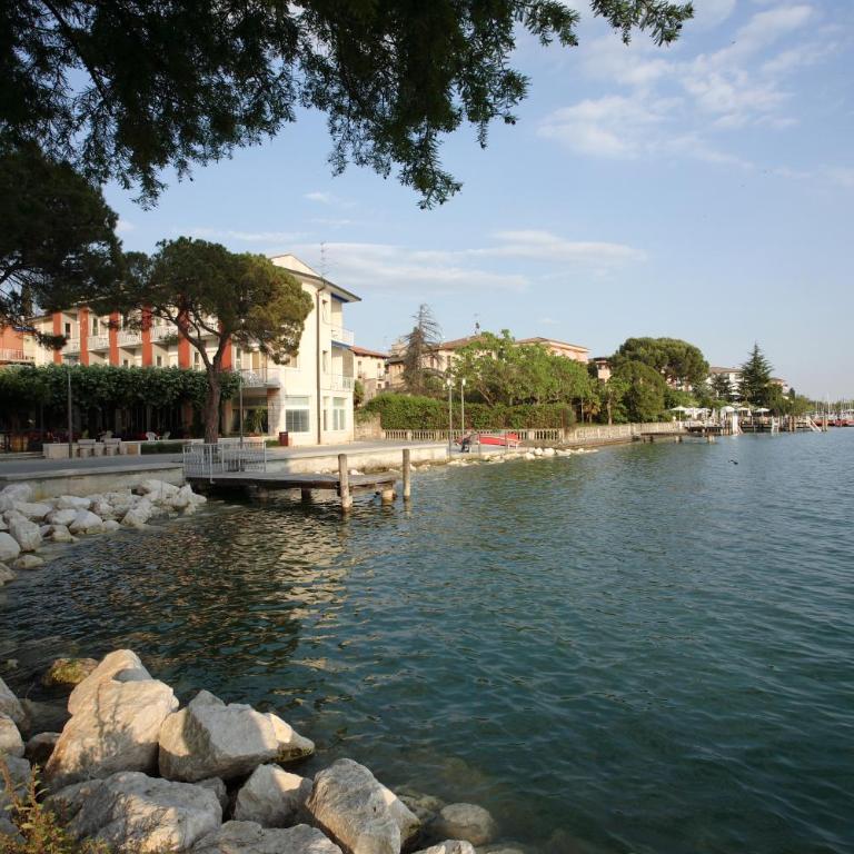 Hotel Giardino - Camera Matrimoniale con Vista Lago Parziale - 4