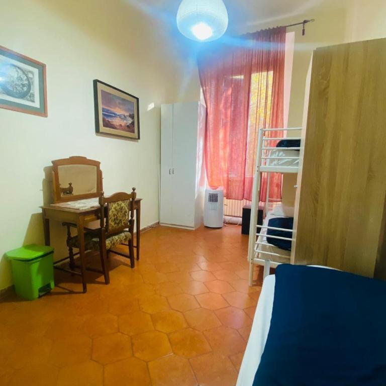 ROMA GONDOLA Guest House - Basic Triple Room with Shared Bathroom - 2