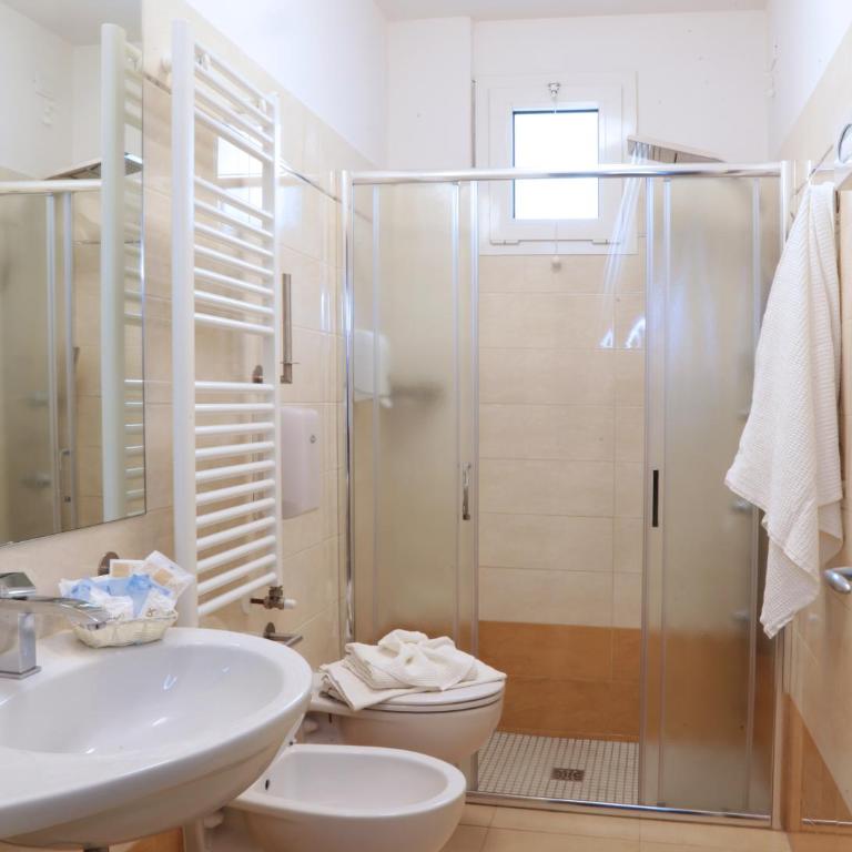 Hotel Leoni - Camera Matrimoniale/Doppia con Letti Singoli con Bagno Privato - 1