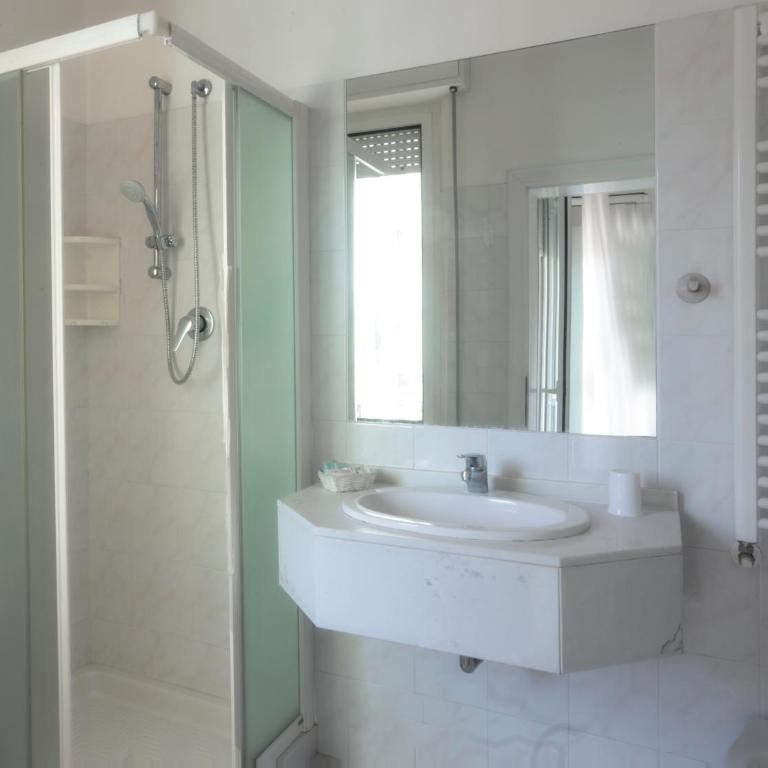 Hotel Leoni - Camera Tripla con Bagno Privato - 4