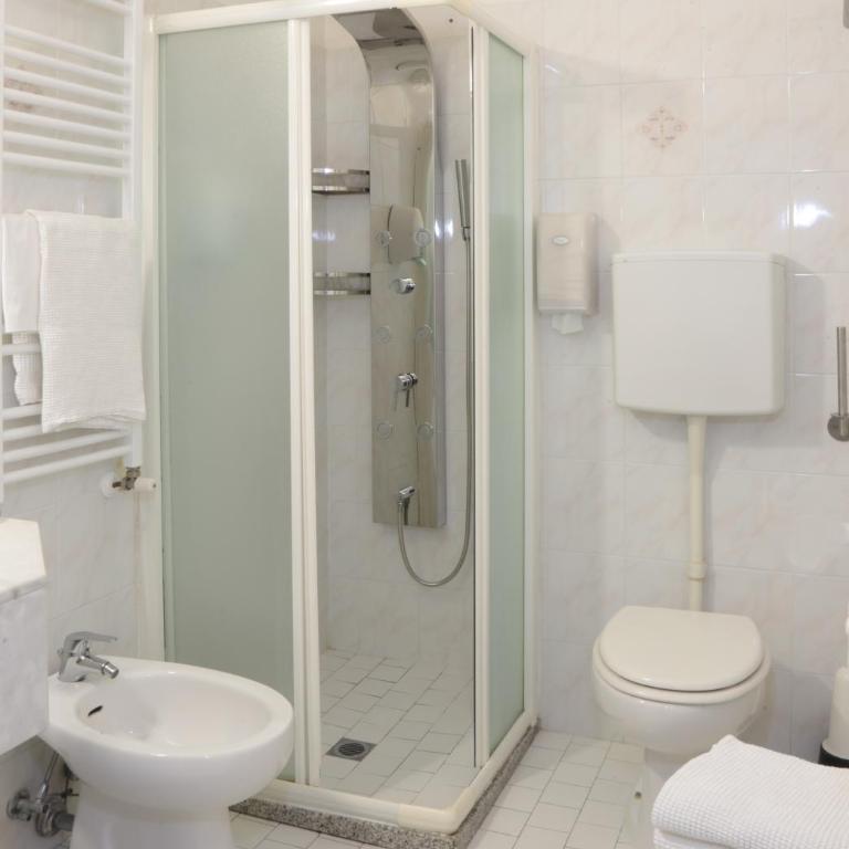 Hotel Leoni - Camera Matrimoniale/Doppia con Letti Singoli con Bagno Privato - 4