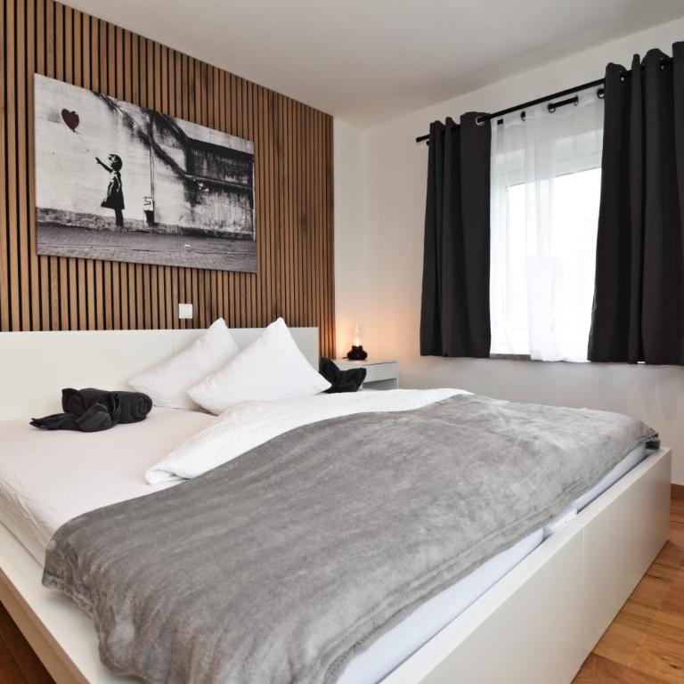 r204 by flataid rooms and apartments near LKH Graz 24-7 check In - Deluxe Double or Twin Room with Garden View - 1