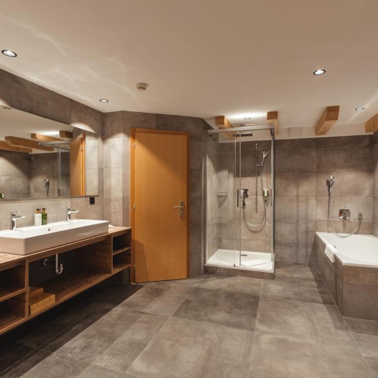 Zermatt Budget Rooms at Alpen Resort, Spa & Dining - Großes Dreibettzimmer - keine Aussicht - 1