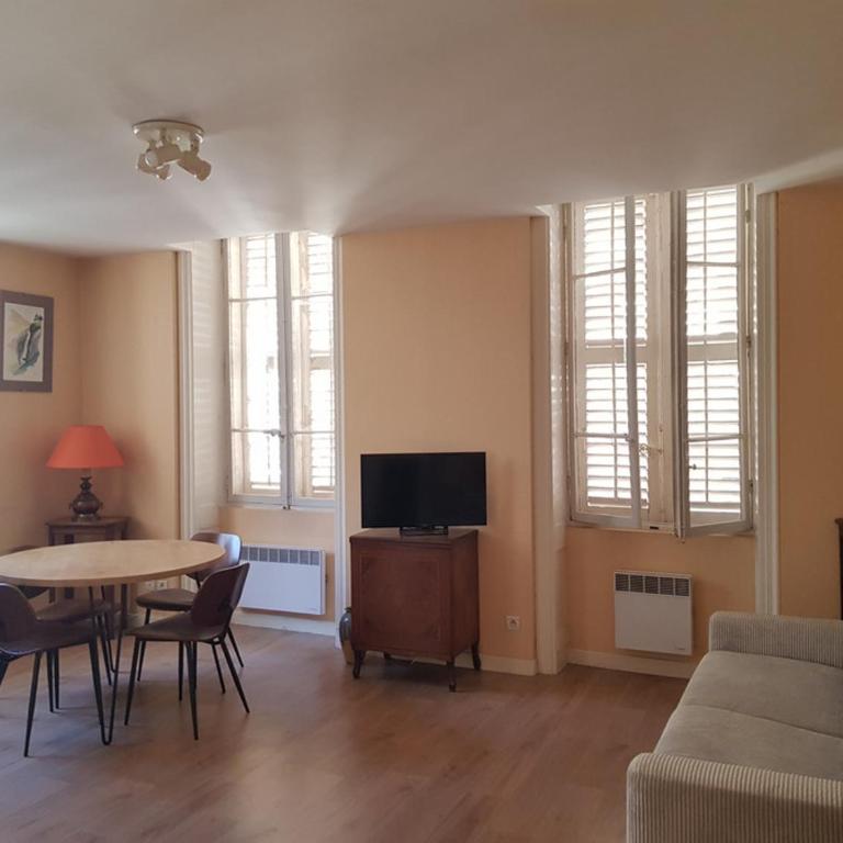 Aix-les-Bains : T2 calme, animaux admis, balcon - FR-1-555-83 - Apartment - 1