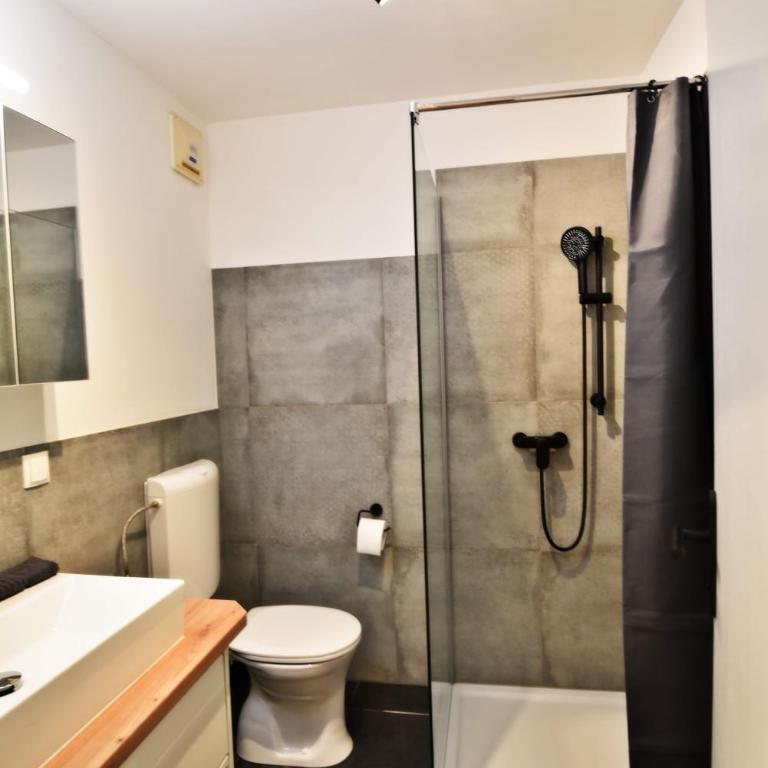 r204 by flataid rooms and apartments near LKH Graz 24-7 check In - Superior Double or Twin Room with Garden View - 6