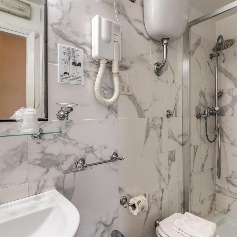Hotel Labelle - Triple Room - 14