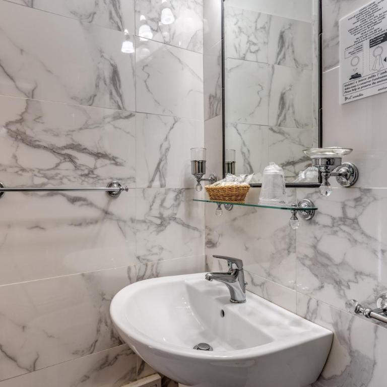Hotel Labelle - Triple Room - 16