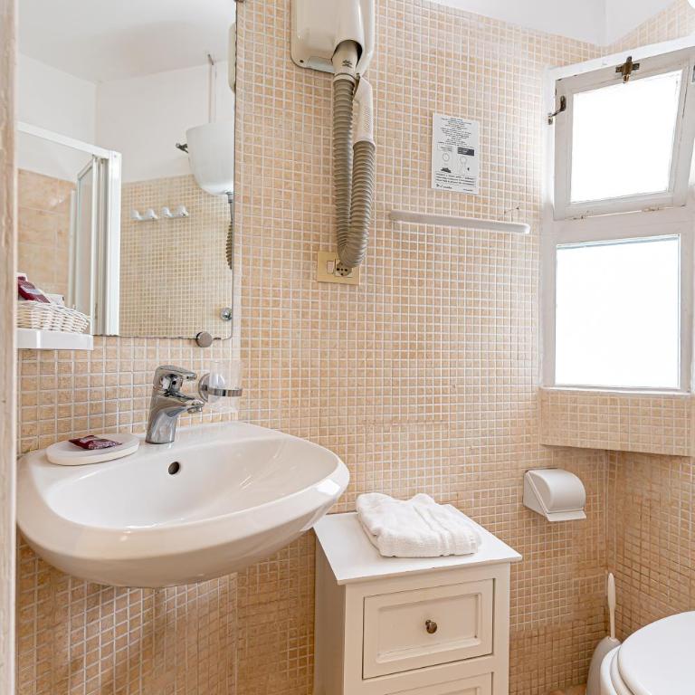 Hotel Labelle - Economy Double Room - 27