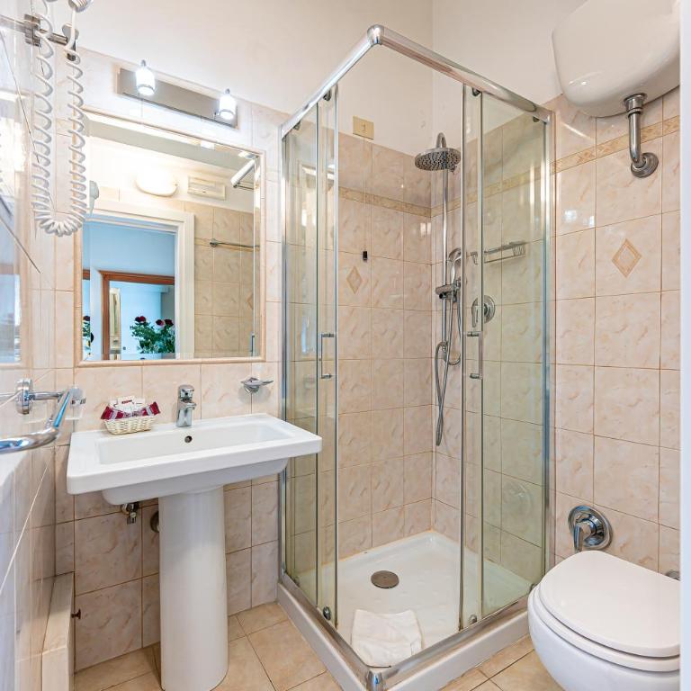 Hotel Labelle - Triple Room - 26
