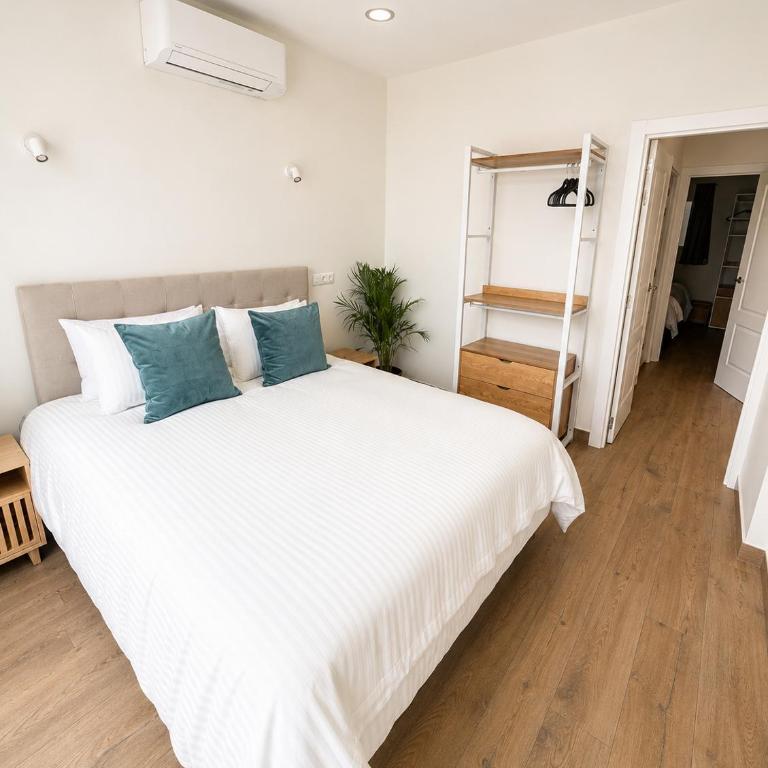 Coastal Retreat Steps from the Sea 2BR 2BA - Apartamento con vistas a las montañas - 3