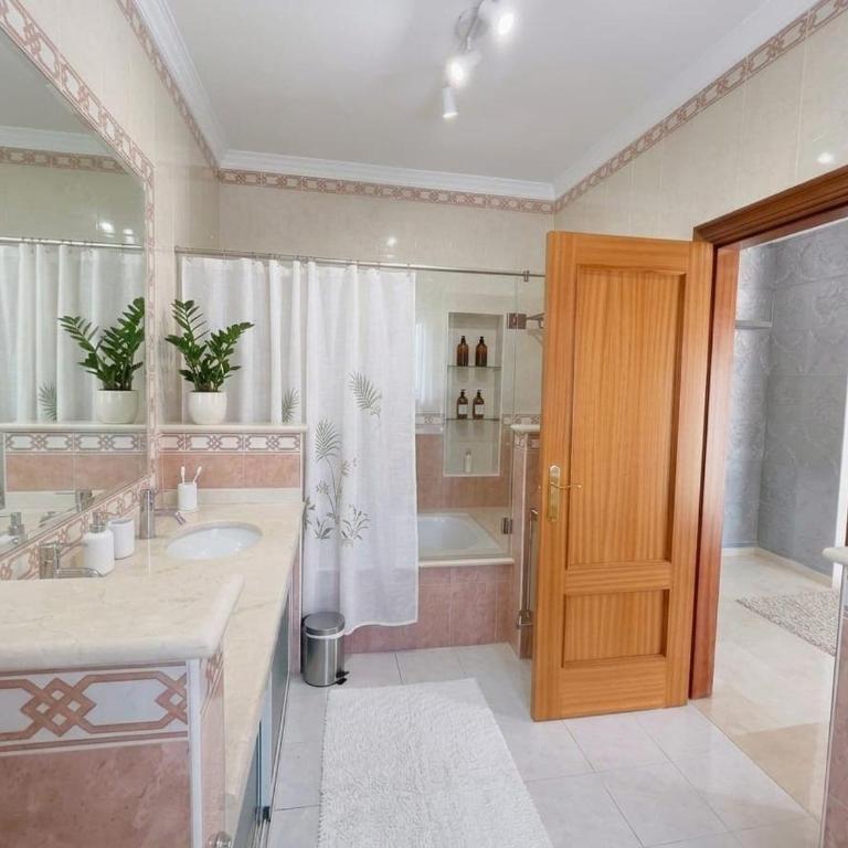 Bel Air Villa 5BR, Private Pool, Parking and Beach - Villa - 12