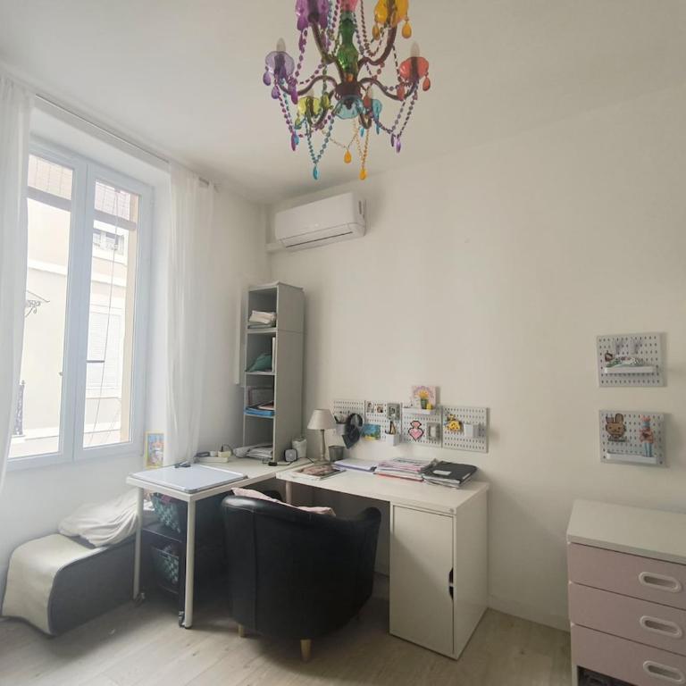Cœur de Nîmes - Terrasse & clim - 4 voyageurs - Appartamento con 3 Camere da Letto - 5