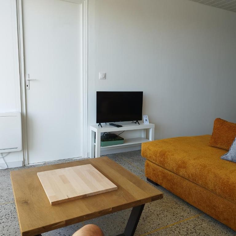 dansnotreappart-com T4 vue mer - One-Bedroom Apartment - 5