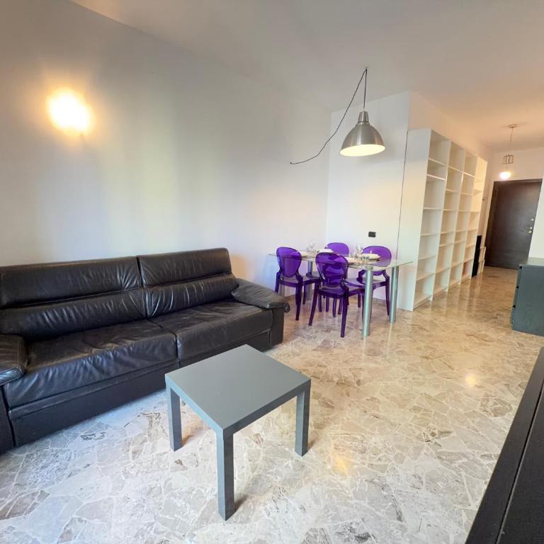 A 5-minute walk from Milano Lambrate station - One-Bedroom Apartment with Balcony and City View - 5
