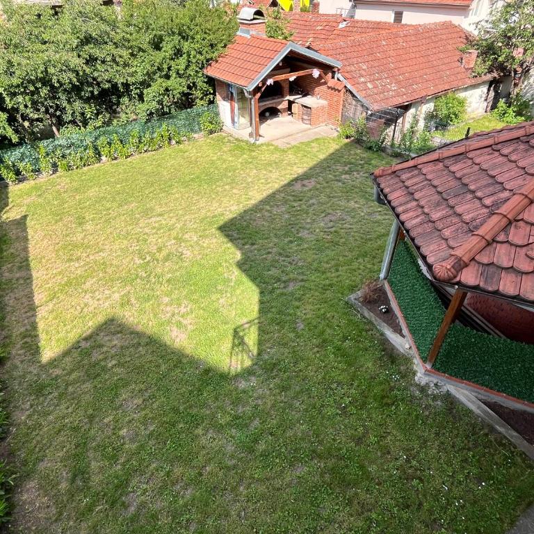 Studio Milivojevic - Dvokrevetna Soba sa Bračnim Krevetom i Popločanim Dvorištem - 16