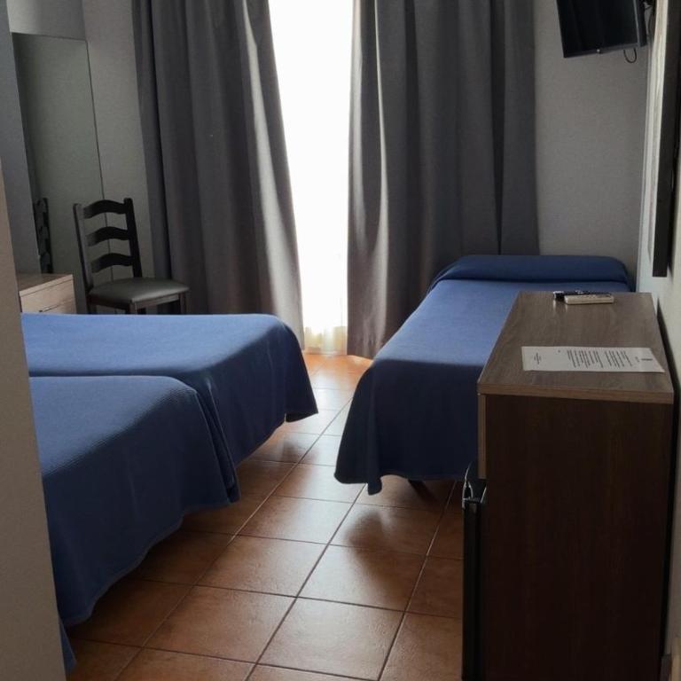 Hostal La Colonia - Habitación Triple Básica - 1