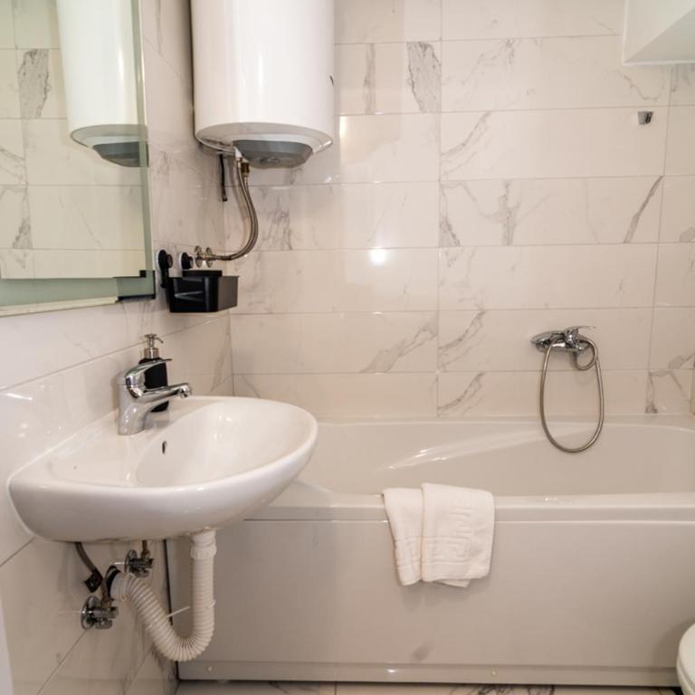 BW City Lights LUX Retreat - Two-Bedroom Apartment - 11
