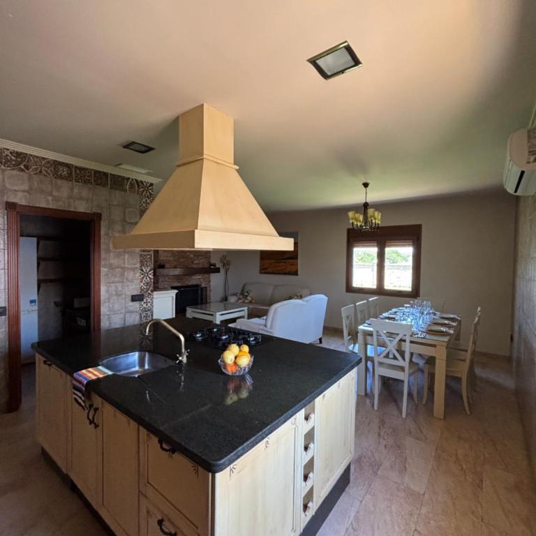 AMPLIO CHALET CON PISCINA y JARDÍN PRIVADO EN EL CORAZÓN DE LA BAHÍA DE CÁDIZ - Casa de 3 dormitorios - 15