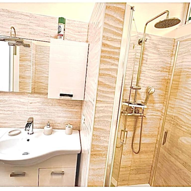Luxury Apartment Near the Duomo accommodate up to 4 people - Three-Bedroom Apartment - 14