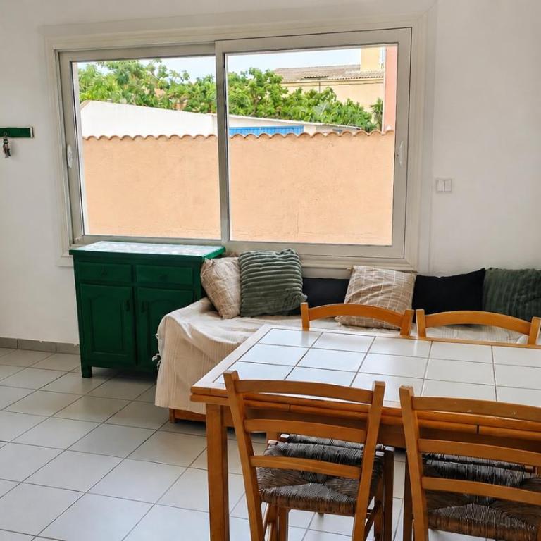 Logement à 150m de la plage -Tout à pied - Calme & familial - One-Bedroom Apartment - 4