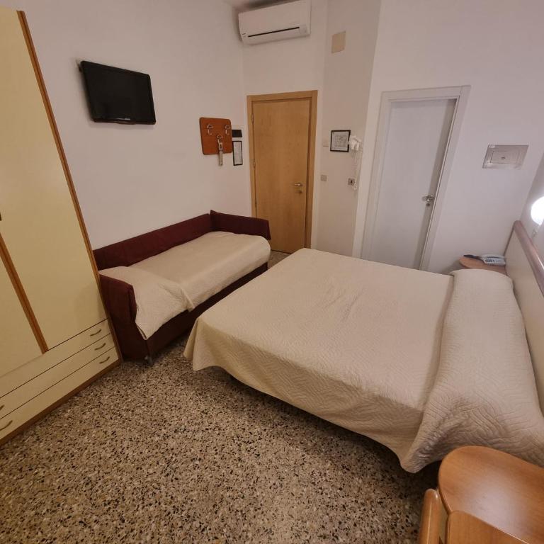 Hotel Conti - Standard Dreibettzimmer - 2