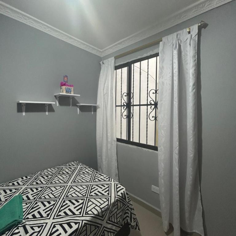 Cómoda y Amplia Casa, Ideal Para Grupos, Muy Cerca Del Estadio, Barrio La América - Casa de 4 dormitorios - 24