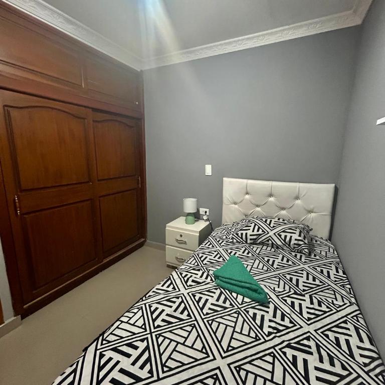 Cómoda y Amplia Casa, Ideal Para Grupos, Muy Cerca Del Estadio, Barrio La América - Casa de 4 dormitorios - 23