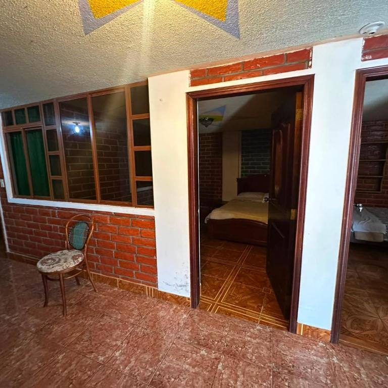 Céntrico con cocina parqueadero e internet - Three-Bedroom Apartment - 2