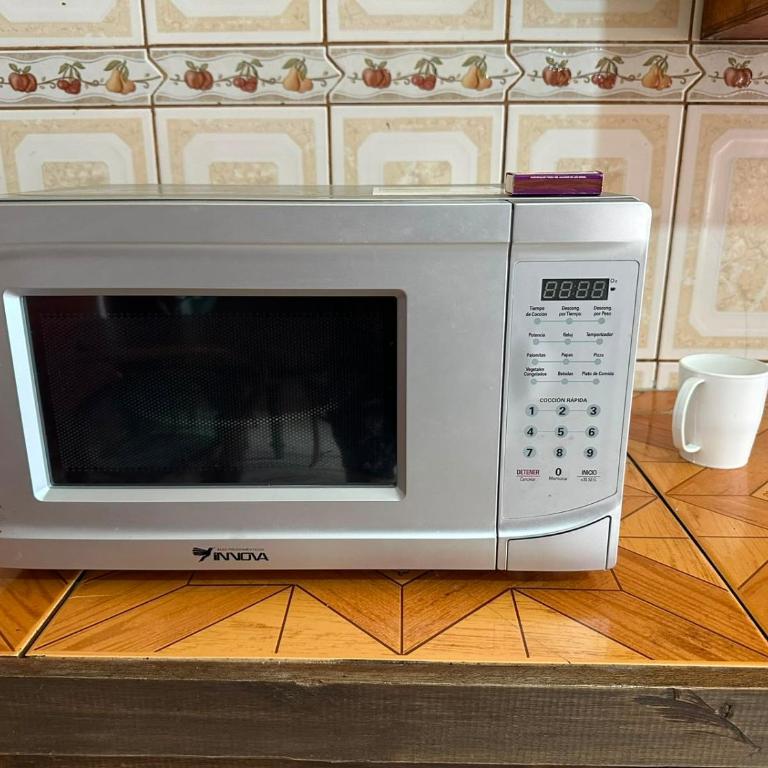 Céntrico con cocina parqueadero e internet - Three-Bedroom Apartment - 4