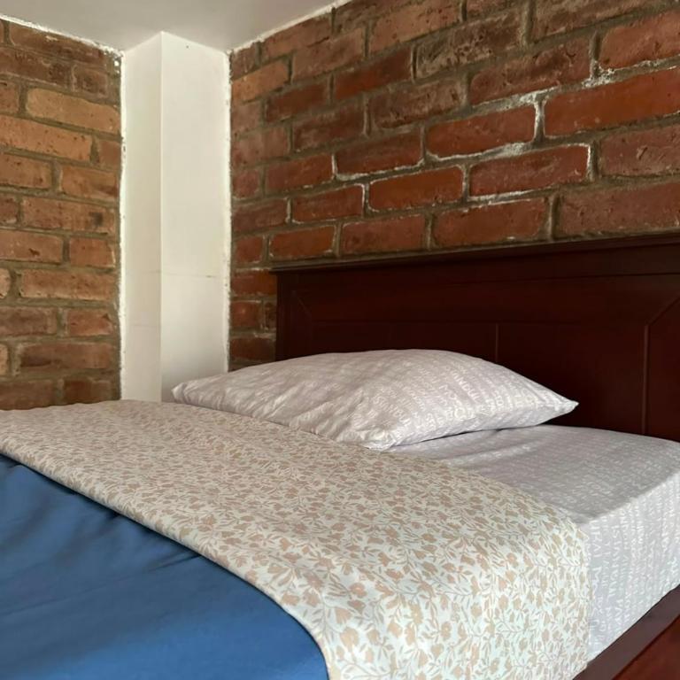 Céntrico con cocina parqueadero e internet - Three-Bedroom Apartment - 9