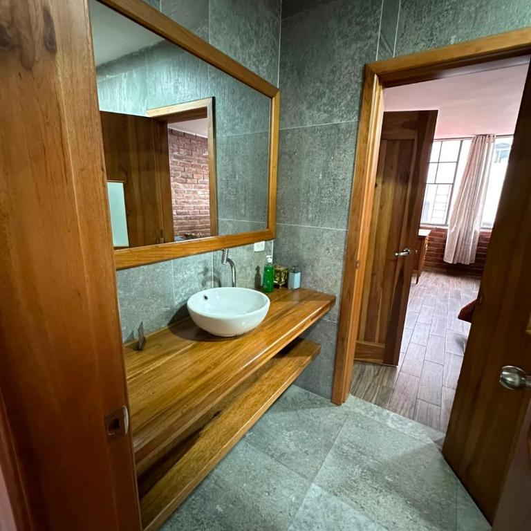 Céntrico con cocina parqueadero e internet - Three-Bedroom Apartment - 23