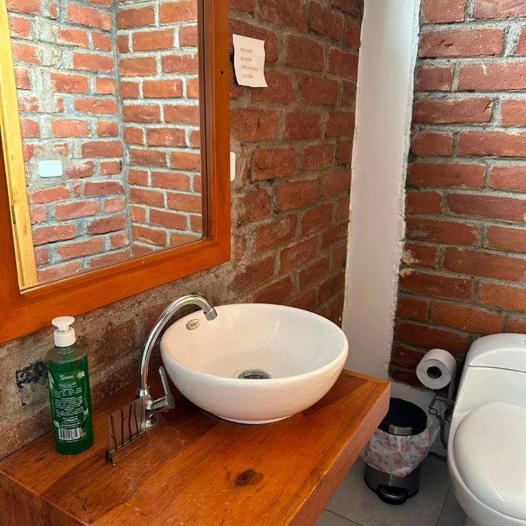 Céntrico con cocina parqueadero e internet - Three-Bedroom Apartment - 21