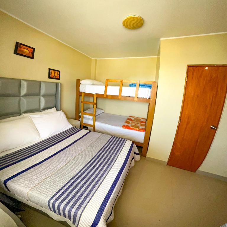 Hospedaje Josué Paracas - Habitación Cuádruple con balcón - 3
