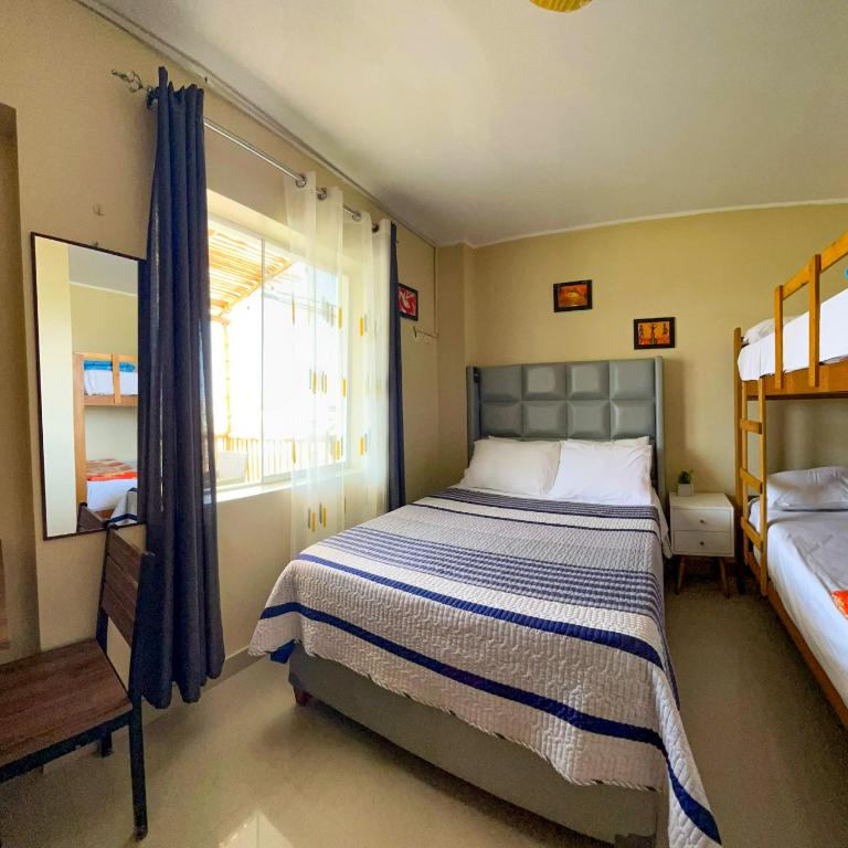 Hospedaje Josué Paracas - Habitación Cuádruple con balcón - 11