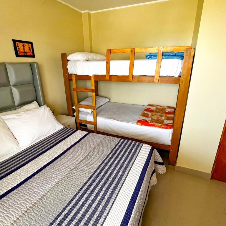 Hospedaje Josué Paracas - Habitación Cuádruple con balcón - 7