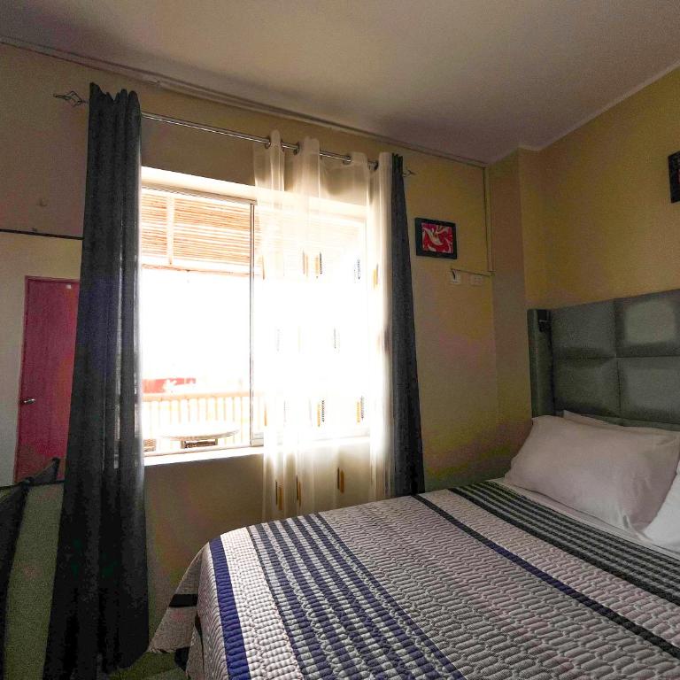 Hospedaje Josué Paracas - Habitación Cuádruple con balcón - 8