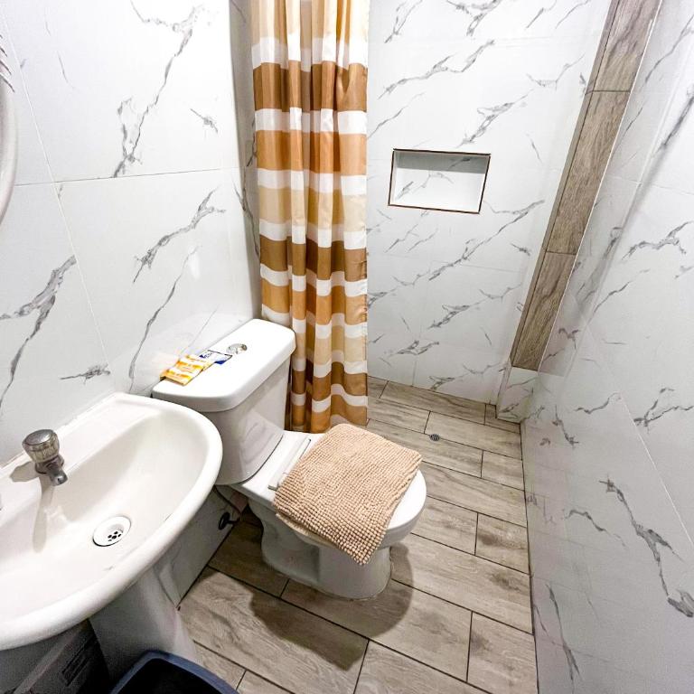 Hospedaje Josué Paracas - Habitación Triple con baño privado - 17