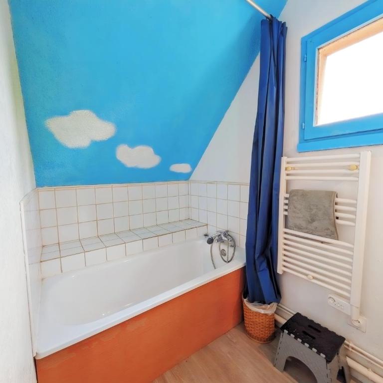 Cottage cosy avec jardin, piscine, tennis et parking - Two-Bedroom House - 8