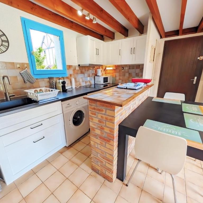 Cottage cosy avec jardin, piscine, tennis et parking - Two-Bedroom House - 17
