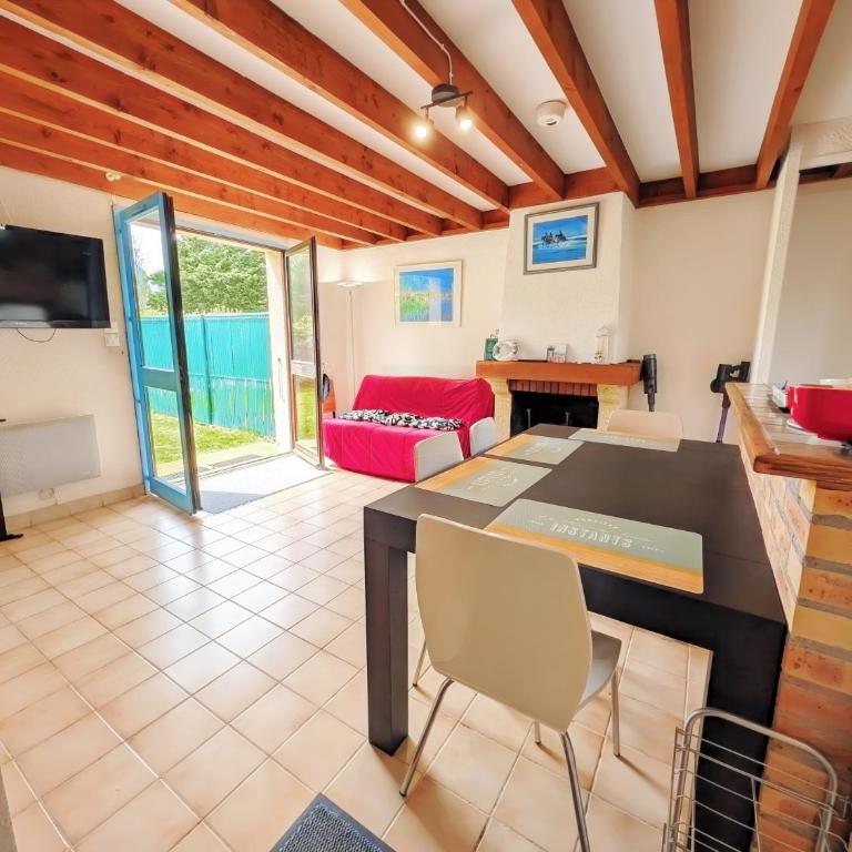 Cottage cosy avec jardin, piscine, tennis et parking - Two-Bedroom House - 25