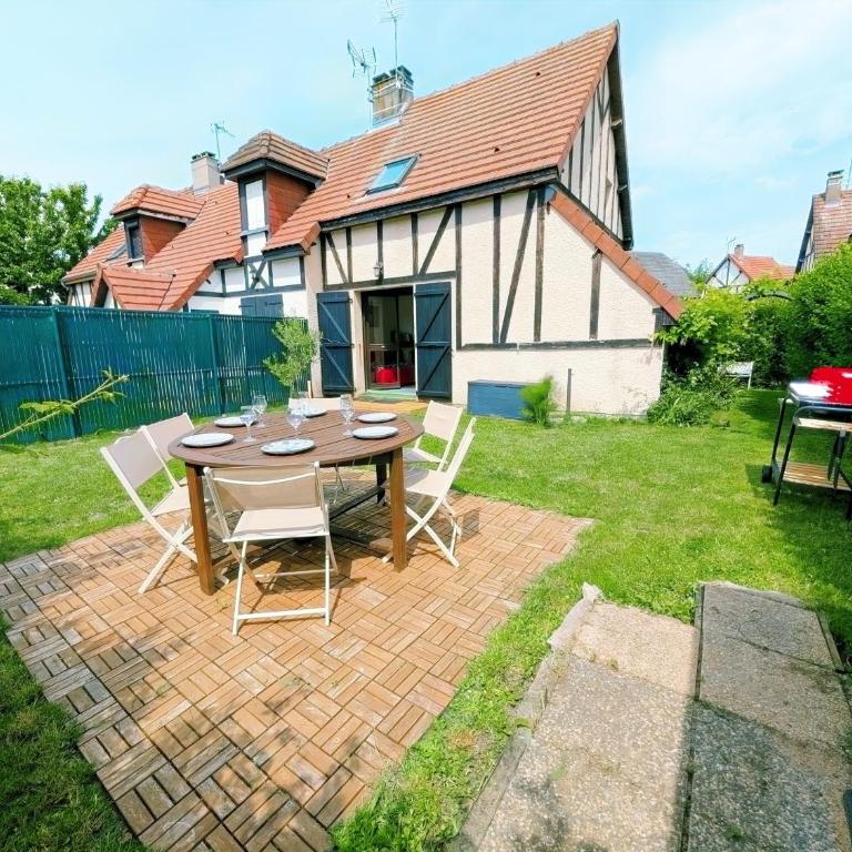 Cottage cosy avec jardin, piscine, tennis et parking - Two-Bedroom House - 1