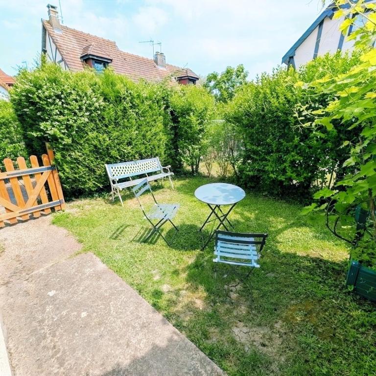 Cottage cosy avec jardin, piscine, tennis et parking - Two-Bedroom House - 19