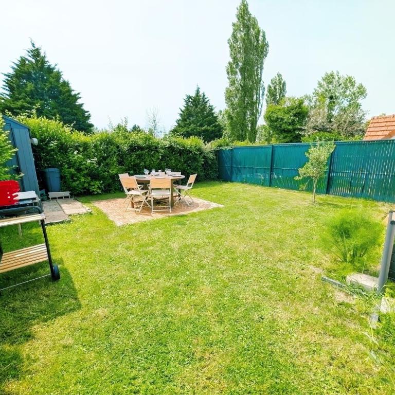 Cottage cosy avec jardin, piscine, tennis et parking - Two-Bedroom House - 21