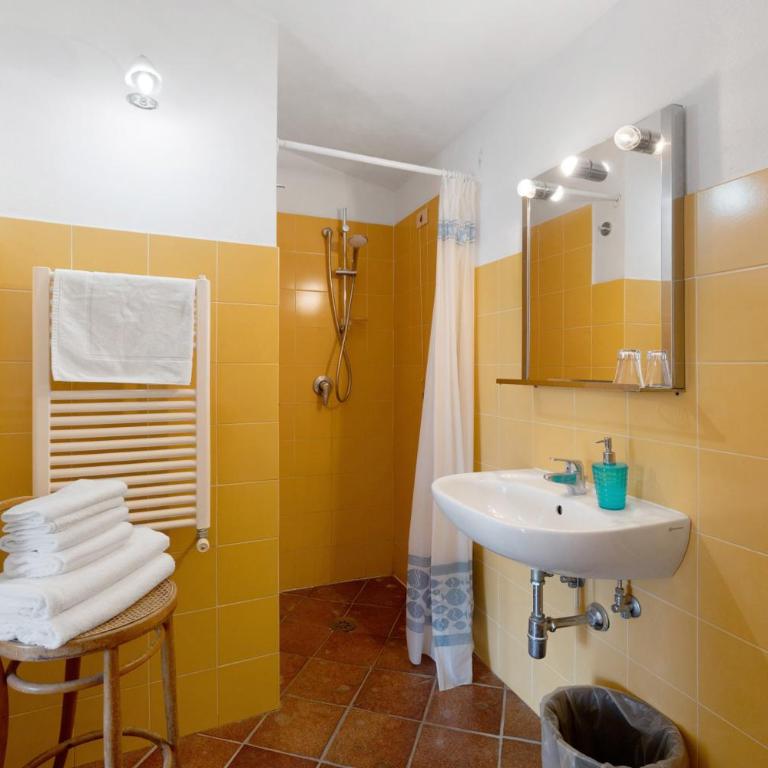 Agriturismo Le Tore - Dreibettzimmer mit Dusche - 9