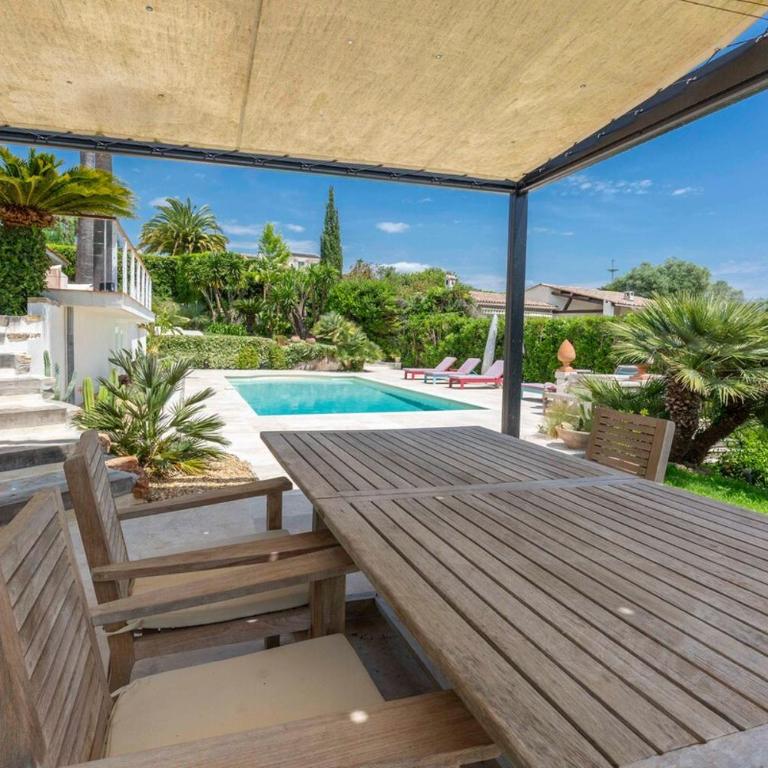 Elegant Mediterranean villa, Sea view & garden - Villa - 17