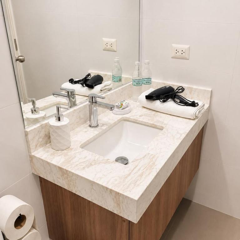 Modern 2BR 2BA Apt, 6 min to Kennedy Park, Miraflores - Two-Bedroom Apartment with Balcony - 2