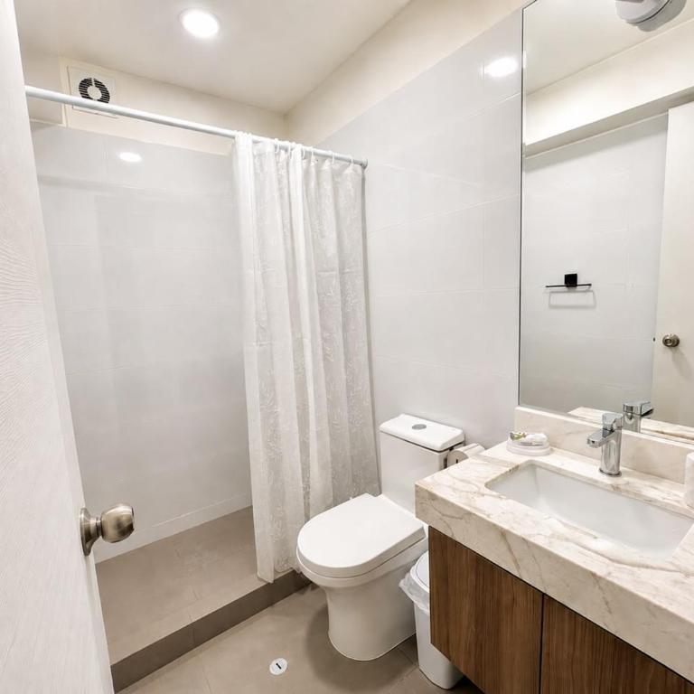 Modern 2BR 2BA Apt, 6 min to Kennedy Park, Miraflores - Two-Bedroom Apartment with Balcony - 16