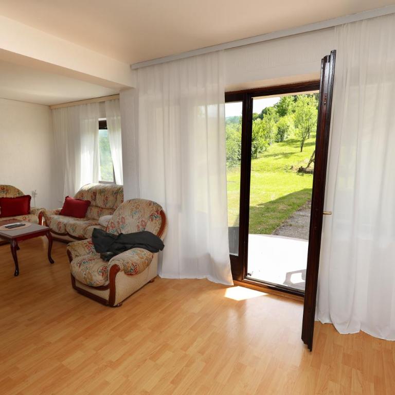 Bella holiday home Komadić prirode,mira,pravoga sela u neposrednoj blizini centra Banjaluke 4 km Garaža 4 sobe - Vila - 1